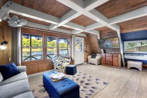 Χώρος καθιστικού στο Sunrise Oasis - Enjoy Lakefront Living +42 φωτογραφίες