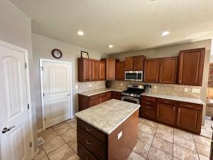 Una cocina con gabinetes de madera y un horno de estufa. en Lake It Easy - Waterfront Getaway with 7 Bedrooms, en Rocky Mount