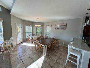 Una cocina y un comedor con mesa y sillas. en Lake It Easy - Waterfront Getaway with 7 Bedrooms, en Rocky Mount 37 fotos más