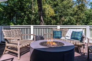 un patio con 2 sillas y una hoguera en Gorgeous 4 BDR Home in Popular Abbey Springs, en Lake Geneva