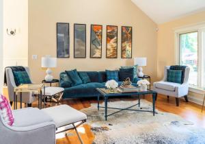 Una sala de estar con un sofá azul y sillas. en Gorgeous 4 BDR Home in Popular Abbey Springs, en Lake Geneva 40 fotos más
