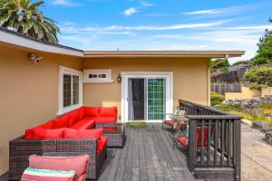 Predel za sedenje v nastanitvi Fully Updated 3 BDR Seaside Home Minutes to Beach