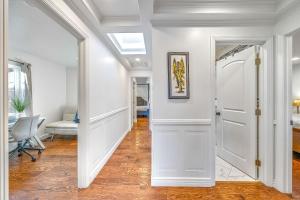 Fotografija v galeriji nastanitve Fully Updated 3 BDR Seaside Home Minutes to Beach v mestu Seaside