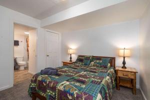 a bedroom with a bed and two lamps and a toilet at Yosemite Quail - Nestled in with a View in Yosemite West