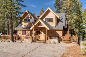 a house with a driveway in front of it at Yosemite Quail - Nestled in with a View in Yosemite West