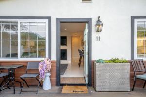 シーサイドにあるYour Dream Seaside Vacation Charming 2 BDR Homeのパティオ(椅子、テーブル付)へアクセスできます。 +27枚の写真