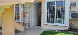 une entrée à une maison avec une porte blanche dans l'établissement Casa con Alberca en Ixtapa Zihuatanejo Internet, à Ixtapa