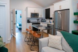 Kuchyň nebo kuchyňský kout v ubytování Stylish Modern Bungalow in Nashville's 12 South