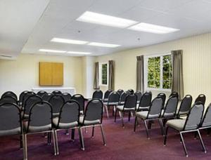 una sala de conferencias con sillas negras y un podio en America's Best Value Inn and Suites - Jackson en Jackson