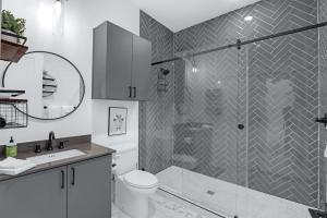 Vannituba majutusasutuses Relax in a Luxe Resort-Style Condo