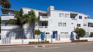 un edificio blanco en una calle con una palmera en Balboa Escape An Iconic Stay, en Newport Beach