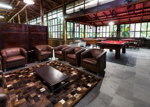 una sala de póquer con sofás y mesas de ping pong en Pousada Camury, en Garuva