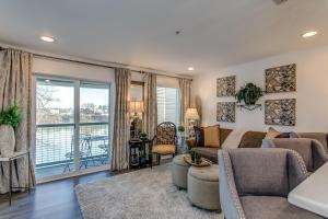 Χώρος καθιστικού στο Riverfront Condo Minutes from Broadway