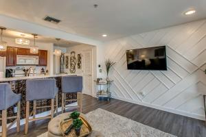 Η κουζίνα ή μικρή κουζίνα στο Riverfront Condo Minutes from Broadway