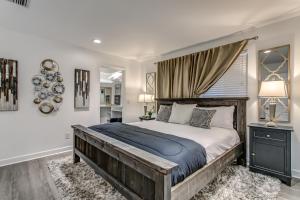 Ένα ή περισσότερα κρεβάτια σε δωμάτιο στο Riverfront Condo Minutes from Broadway