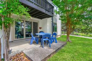 キャニオン・レイクにあるCharming Lakeside Condo - Moments to Lake Funの家の外に青いテーブルと椅子