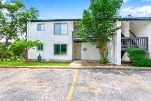 キャニオン・レイクにあるCharming Lakeside Condo - Moments to Lake Funの白屋前の空き駐車場