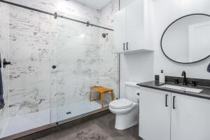 een badkamer met een douche, een toilet en een wastafel bij Luxury Resort-Style Living - Centrally Located in New Braunfels