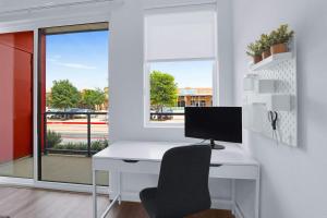 een wit bureau met een computer erop met een raam bij Luxury Resort-Style Living - Centrally Located in New Braunfels