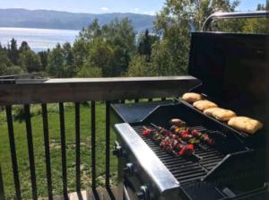 einen Grill mit Hot Dogs und Brot drauf in der Unterkunft Villa de la Montagne in Sainte-Rose-du-Nord