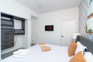Postel nebo postele na pokoji v ubytování MetroPark Hotel