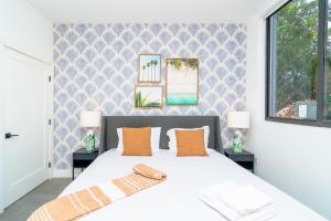 Postel nebo postele na pokoji v ubytování MetroPark Hotel