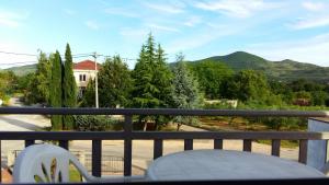 balcón con silla y vistas a la montaña en Pansion CASA GAGRO, en Međugorje