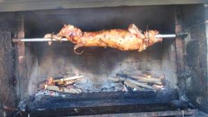 TounjにあるHoliday Home Mandaの棒焼き鶏