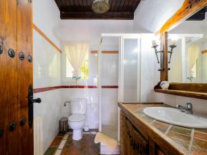 Kúpeľňa v ubytovaní Tu Villa Rural Olivo 3 Dormitorios Piscina privada