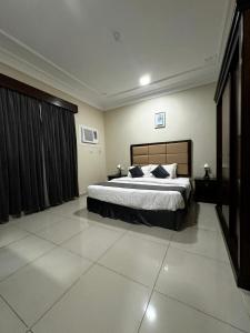a bedroom with a large bed in a room at الشمائل الراقيه للشقق المخدومة in Taif