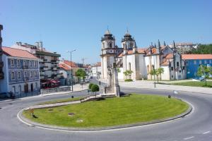a roundabout in a town with a monument in the middle of a street at Most Art Boutique Hostel in Leiria