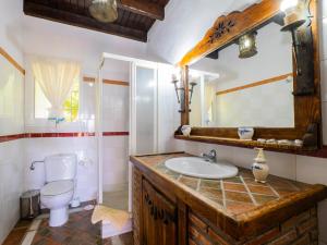 Kúpeľňa v ubytovaní Tu Villa Rural Olivo 3 Dormitorios Piscina privada