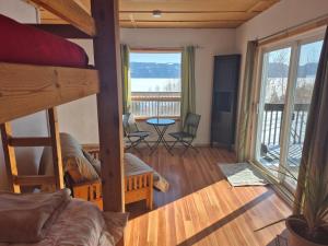 ein Schlafzimmer mit einem Etagenbett und einen Balkon mit einem Tisch in der Unterkunft Villa de la Montagne in Sainte-Rose-du-Nord