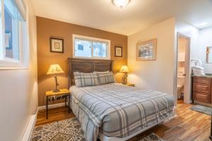 Un dormitorio con una cama y dos lámparas y una ventana. en Birch Creek #1 - 1BR/1BA - Down Canyon, en June Lake