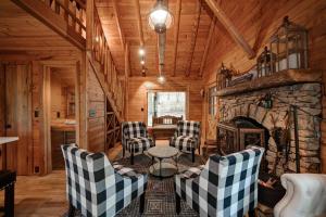 Χώρος καθιστικού στο The Guest House - Historic Log cabin in Big Canoe
