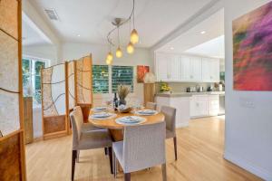 Nhà bếp/bếp nhỏ tại Serene Coastal Home Sleeps 8 - 1 Mile from Beach