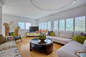 TV/trung tâm giải trí tại Serene Coastal Home Sleeps 8 - 1 Mile from Beach