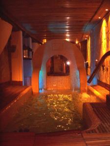 uma piscina de água num túnel à noite em Casa del Renacimiento em Alcaraz