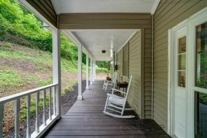 Balkón nebo terasa v ubytování Lakefront Home with Private Dock - in Jasper GA + 37 fotografií