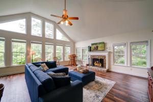 Posezení v ubytování Lakefront Home with Private Dock - in Jasper GA