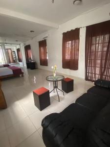 ein Wohnzimmer mit Sofa und Tisch in der Unterkunft Casa Donde Entra la Luz y Vive la Naturaleza CCTV in Cozumel