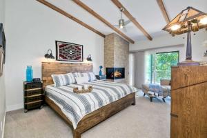 Un dormitorio con una cama grande y una chimenea. en Fresh & Modern 3BR - Just Blocks from Beach, en Encinitas
