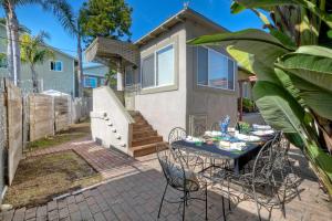 ein Tisch und Stühle vor einem Haus in der Unterkunft Vintage Beach Bungalow - For 6 in Oceanside