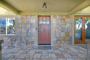 eine Haustür eines Hauses mit einer roten Tür in der Unterkunft Vintage Beach Bungalow - For 6 in Oceanside