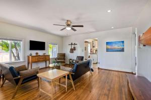 ein Wohnzimmer mit einer Couch und einem Deckenventilator in der Unterkunft Vintage Beach Bungalow - For 6 in Oceanside