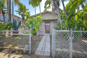 ein Haus mit einem Tor und einem Zaun in der Unterkunft Vintage Beach Bungalow - For 6 in Oceanside