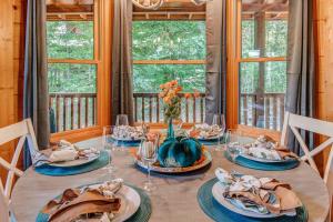 einen Esstisch mit einem Kürbis darüber in der Unterkunft Cabin near Blue Ridge - Hot Tub Fire Pit Games in Mineral Bluff