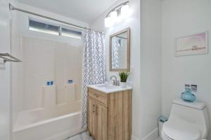 Un baño de Immaculate 3 BDR in Oceanside - Private Pool & Spa