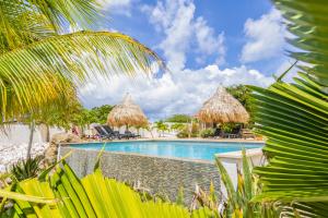 ABC Lodges Curacao游泳池或附近泳池