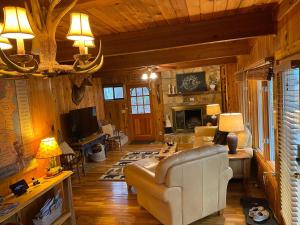 ジャスパーにあるGated Golf & Lake community - North GA Mountainsのソファとテレビのあるリビングルーム +47枚の写真